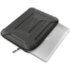 Czarne etui na laptopa z widocznym logo "TECH-PROTECT" leży na srebrnym laptopie, częściowo go zakrywając. Etui ma teksturowaną powierzchnię i zamek błyskawiczny.