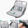 Otwarta torba na laptopa w kolorze czarnym z widocznymi przegródkami, w których znajdują się różne przedmioty, takie jak tablet, klawiatura, myszka i długopis. Na zdjęciu widoczne są również zbliżenia na detale torby, takie jak rzepy i kieszenie z siatki.