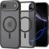 Czarno-szare etui TECH-PROTECT MagEdge MagSafe do Apple iPhone 17 Air, z widocznym okrągłym wzorem na tylnej części, obok telefonu z wyświetlaczem pokazującym abstrakcyjny wzór. Na etui znajduje się logo Apple oraz napis "TECH".
