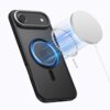 Czarno-szare etui na telefon z widocznym okrągłym wzorem na środku, obok którego znajduje się okrągły, biały element z kablem. Na etui widoczny jest symbol jabłka, a wokół okręgu emanują niebieskie linie sugerujące połączenie magnetyczne.