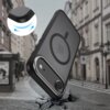 Czarno-szare etui TECH-PROTECT MagEdge MagSafe do Apple iPhone 17 Air jest przedstawione na tle miejskiej ulicy z pękniętym chodnikiem. W lewym górnym rogu znajduje się powiększenie narożnika etui, pokazujące jego elastyczność.