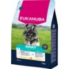 Opakowanie karmy dla psa marki EUKANUBA o wadze 7,5 kg, z wizerunkiem psa na tle zielonej trawy i nieba. Na opakowaniu widnieje napis "ADULT" oraz informacje o przeznaczeniu dla psów małych ras o wadze poniżej 10 kg, a także ikonki i tekst dotyczący skład