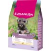 Opakowanie karmy dla psa z widocznym logo "EUKANUBA" na różowym tle, przedstawia zdjęcie szczeniaka na tle zielonej łąki z kwiatami. Na opakowaniu znajduje się napis "PUPPY", informacje o składnikach odżywczych oraz waga "7.5 kg".