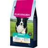 Opakowanie karmy dla psa marki EUKANUBA, przeznaczonej dla dorosłych psów średnich ras, o smaku kurczaka, w opakowaniu 15 kg. Na opakowaniu widoczny jest pies na tle zielonej trawy i nieba, a także informacje o produkcie, takie jak "ADULT", "10-25 KG" ora