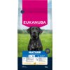 Opakowanie karmy dla psa marki EUKANUBA z wizerunkiem czarnego psa na tle zielonej trawy i nieba. Na opakowaniu widnieje napis: "MATURE", "25-40 KG", "≥40 KG", "RICH IN FRESH CHICKEN", "15 kg".