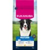 Opakowanie karmy dla psa z widocznym logo "EUKANUBA" oraz napisem "SUPPORTS A LONG AND HEALTHY LIFE". Na dole opakowania znajduje się informacja "MATURE", a także szczegóły dotyczące wagi psa "10-25 KG" i wieku "7+ YEARS", oraz ikony przedstawiające zęby,