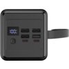 Czarny powerbank z wyświetlaczem pokazującym "100%" oraz sześcioma portami USB i przyciskiem zasilania. Po prawej stronie widoczny jest pasek do przenoszenia.