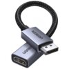 Na zdjęciu znajduje się adapter z plecionym kablem, z jednej strony zakończony wtykiem DisplayPort, a z drugiej gniazdem HDMI. Na obudowie adaptera widnieje napis "UGREEN".