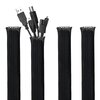 Cztery czarne, siatkowe organizery kabli, z których jeden zawiera różne kable z widocznymi wtyczkami USB. Produkt to "Zestaw organizerów kabli MOZOS CM-SET (173 szt.)".