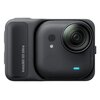 Czarna kamera sportowa z dużym obiektywem i napisem "Insta360 GO Ultra" na bocznej części obudowy. Na przedniej części widoczny jest mały niebieski wskaźnik oraz otwór mikrofonu.