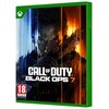 Okładka gry "Call of Duty: Black Ops 7" na konsolę XBOX ONE/XBOX SERIES X, z widocznym oznaczeniem wiekowym 18+ i adresem www.pegi.info. Tło okładki jest podzielone na niebieską i pomarańczową część, z postacią na środku.