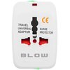 Biały adapter podróżny z widocznymi napisami: "TRAVEL UNIVERSAL ADAPTOR", "SURGE PROTECTOR" oraz logo "BLOW". Na adapterze znajduje się także oznaczenie "CE".