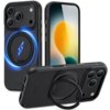Na zdjęciu widoczne jest czarne etui TECH-PROTECT Quantum Standlock MagSafe do Apple iPhone 17 Pro Max, z trzema aparatami i okrągłym uchwytem na tylnej części. Na etui znajduje się logo "TECH-PROTECT" oraz symbol błyskawicy otoczony niebieskim okręgiem.