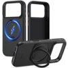 Czarne etui TECH-PROTECT Quantum Standlock MagSafe do Apple iPhone 17 Pro Max jest przedstawione w trzech różnych ujęciach, z widocznym niebieskim okręgiem z symbolem błyskawicy oraz pierścieniem na tylnej części. Na etui widoczne są przyciski boczne oraz