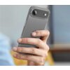Przezroczyste etui TECH-PROTECT Flexair Hybrid jest założone na smartfonie, który jest trzymany w dłoni. Na obudowie telefonu widoczne jest logo w kształcie nadgryzionego jabłka.