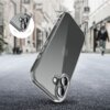 Przezroczyste etui na telefon z widocznymi przyciskami bocznymi i wycięciem na aparat, na tle rozmytej ulicy. W lewym górnym rogu znajduje się powiększenie wycięcia na aparat, a na boku etui widoczny jest napis "TECH".