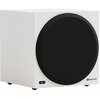 Biały subwoofer o prostej, sześciennej formie z dużą, czarną membraną na przedniej ścianie. W dolnym rogu widoczne jest logo "MONITOR AUDIO" oraz mała kontrolka świetlna.