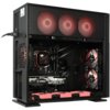 Czarny komputer stacjonarny z przezroczystym panelem bocznym, ukazujący wnętrze z podświetlanymi na czerwono wentylatorami i kartą graficzną z napisem "msi GEFORCE RTX". Wewnątrz obudowy widoczne są również inne komponenty, takie jak chłodzenie wodne i pł