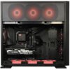 Czarny komputer stacjonarny z widocznymi elementami wewnętrznymi, w tym kartą graficzną z napisem "msi GEFORCE RTX" oraz podświetleniem wentylatorów na czerwono. Wewnątrz obudowy znajdują się również inne komponenty, takie jak płyta główna i system chłodz