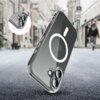 Przezroczyste etui na telefon z widocznym okręgiem MagSafe, umieszczone na tle miejskiej ulicy. W lewym górnym rogu znajduje się powiększenie fragmentu etui z widocznymi obiektywami aparatu.