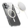 Przezroczyste etui na telefon z widocznym okrągłym wzorem MagSafe, obok którego znajduje się schematyczne przedstawienie złącza magnetycznego. W tle widać fragment telefonu z dwoma obiektywami aparatu i logo w kształcie jabłka.