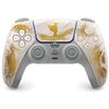 Kontroler do gier w kolorze białym z złotymi wzorami i sylwetką postaci na panelu dotykowym. Na środku znajduje się logo PlayStation.