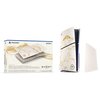 Na zdjęciu znajduje się opakowanie i osłona konsoli PlayStation 5 Slim w edycji limitowanej "Gold Ghost of Yōtei", ozdobiona złotymi wzorami przypominającymi góry. Na opakowaniu widnieją napisy: "PlayStation 5 Console Covers (CFI-2000 model group - slim)"