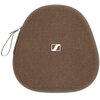 Brązowe etui o zaokrąglonym kształcie z widocznym logo Sennheiser na środku oraz zamkiem błyskawicznym z uchwytem. Na dole etui znajduje się napis "SENNHEISER".