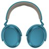 Nauszne słuchawki w kolorze niebieskim z szarym pałąkiem, o nowoczesnym designie. Na boku widoczny jest napis "SENNHEISER".