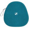 Na zdjęciu znajduje się niebieskie etui o zaokrąglonym kształcie z widocznym logo Sennheiser na środku. Etui posiada suwak oraz uchwyt do przenoszenia.