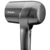 Na zdjęciu widoczna jest suszarka do włosów w kolorze metalicznym z logo "BaByliss" na obudowie. Suszarka ma ergonomiczny uchwyt i widoczny przycisk na rączce.