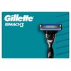 Na zdjęciu widoczna jest czarna golarka z niebieskim paskiem na ostrzach, obok której znajduje się logo "Gillette MACH3" na turkusowym tle. W tle widać również kilka ciemnych, równoległych linii.