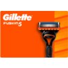Pomarańczowe tło z widoczną golarką z czarną rączką i pomarańczowymi akcentami, obok której znajduje się biały napis "Gillette Fusion5".
