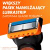 Na zdjęciu widoczna jest golarka z pomarańczowym uchwytem i niebieskim paskiem nawilżającym, na pomarańczowym tle znajduje się tekst: "WIĘKSZY PASEK NAWILŻAJĄCY LUBRASTRIP ZAPEWNIA GŁADKI POŚLIZG*". W lewym dolnym rogu małym drukiem napisano: "* w porówna