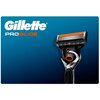 Na zdjęciu widoczna jest maszynka do golenia z pomarańczowym akcentem na ostrzach, na tle niebieskiego gradientu. W lewym górnym rogu znajduje się logo "Gillette PROGLIDE".
