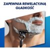 Na zdjęciu widoczna jest osoba goląca się maszynką do golenia z pianką na twarzy. U góry znajduje się tekst: "Zapewnia rewelacyjną gładkość".