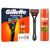 Opakowanie zawiera golarkę i żel do golenia marki Gillette Fusion5. Na opakowaniu widnieje napis: "Gillette Fusion5", a na żelu: "Gillette Fusion 5X Action Shave Gel Sensitive with Almond Oil".