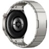 Srebrny smartwatch z metalową bransoletą, widoczny od spodu, z okrągłym czarnym panelem i napisem "HUAWEI" na pasku. Na czarnym panelu znajdują się oznaczenia techniczne oraz napis "Made in China".