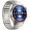 Srebrny smartwatch z metalową bransoletą, na okrągłym wyświetlaczu widoczny jest napis "HUAWEI" oraz godzina "10:08" i data "FRI 19". Na tarczy znajdują się także informacje o dystansie "DISTANCE 10.62 KM" oraz inne dane dotyczące aktywności fizycznej.