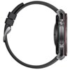 Czarny smartwatch z metalową kopertą i czarnym paskiem, widoczny z boku. Na kopercie znajduje się przycisk oraz subtelne czerwone akcenty.