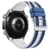 Smartwatch z okrągłą tarczą i srebrno-niebieskim paskiem, na zapięciu widoczne jest logo "HUAWEI". Na spodzie zegarka znajdują się napisy: "Model: MCH-AL00", "Huawei Device Co., Ltd.", "Dongguan", "China", "EN 13319", "150m".