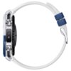 Srebrno-niebieski smartwatch z białym paskiem, widoczny z boku, z dwoma przyciskami i ciemnym panelem na kopercie. Pasek posiada niebieskie zapięcie.
