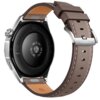 Brązowy smartwatch z okrągłą tarczą i skórzanym paskiem, na zapięciu widoczne jest logo "HUAWEI". Na spodzie zegarka znajdują się oznaczenia techniczne oraz napis "Made in China".