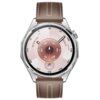 Brązowy smartwatch z okrągłą tarczą, na której widoczne są cyfry i oznaczenia w kolorze białym oraz srebrna koperta. Pasek zegarka jest wykonany z brązowego materiału z jasnymi przeszyciami.