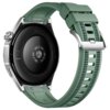 Zielony smartwatch z metalową kopertą i silikonowym paskiem, na którym widnieje napis "HUAWEI". Na spodzie zegarka znajdują się oznaczenia techniczne oraz informacje o produkcie.