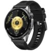 Czarny smartwatch z okrągłą tarczą, na której widoczny jest żółty wskaźnik z oznaczeniami liczbowymi oraz ikoną roweru. Pasek zegarka jest wykonany z ciemnego materiału, a koperta ma metaliczne wykończenie.