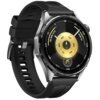 Czarny smartwatch z okrągłą tarczą, na której widoczny jest żółty wskaźnik z oznaczeniami liczbowymi oraz ikoną roweru. Na tarczy znajdują się napisy: "1886 km" i "168 W".