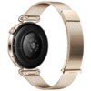 Złoty smartwatch z okrągłą tarczą i metalową bransoletą, widoczny od spodu z czarnym sensorem na środku. Na bransolecie znajduje się napis "HUAWEI".