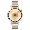 Złoty smartwatch z okrągłą tarczą, na której widoczne są cyfry oraz oznaczenia godzin i minut. Pasek zegarka ma metalową siateczkową strukturę.