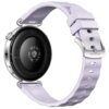 Na zdjęciu widoczny jest smartwatch z fioletowym paskiem, z tyłu którego znajduje się okrągły czujnik oraz napisy: "Model: HUAWEI Watch GT 6 41mm", "Made in China", "5ATM". Na zapięciu paska wygrawerowane jest logo "HUAWEI".